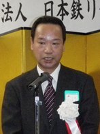 挨拶する中辻会長